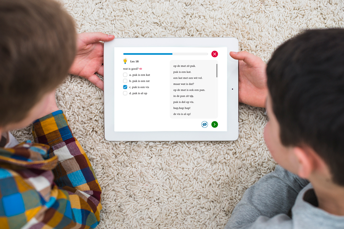 Twee kinderen die kijken naar de begrijpend lezen test op een iPad